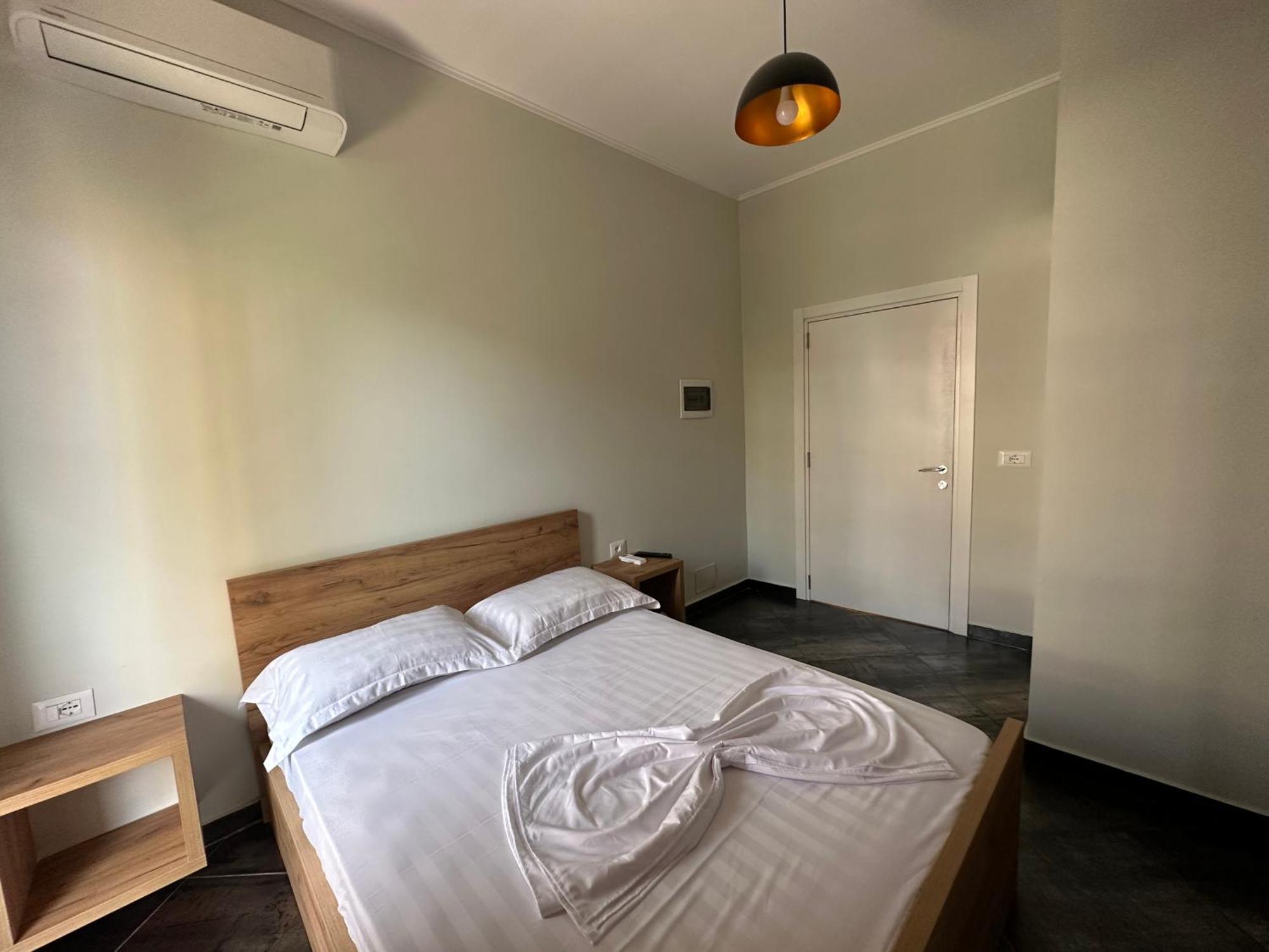Central Comfort Suites Tirana Esterno foto