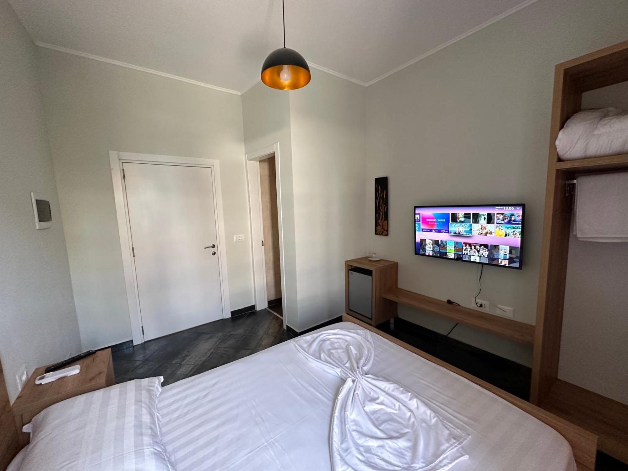 Central Comfort Suites Tirana Esterno foto