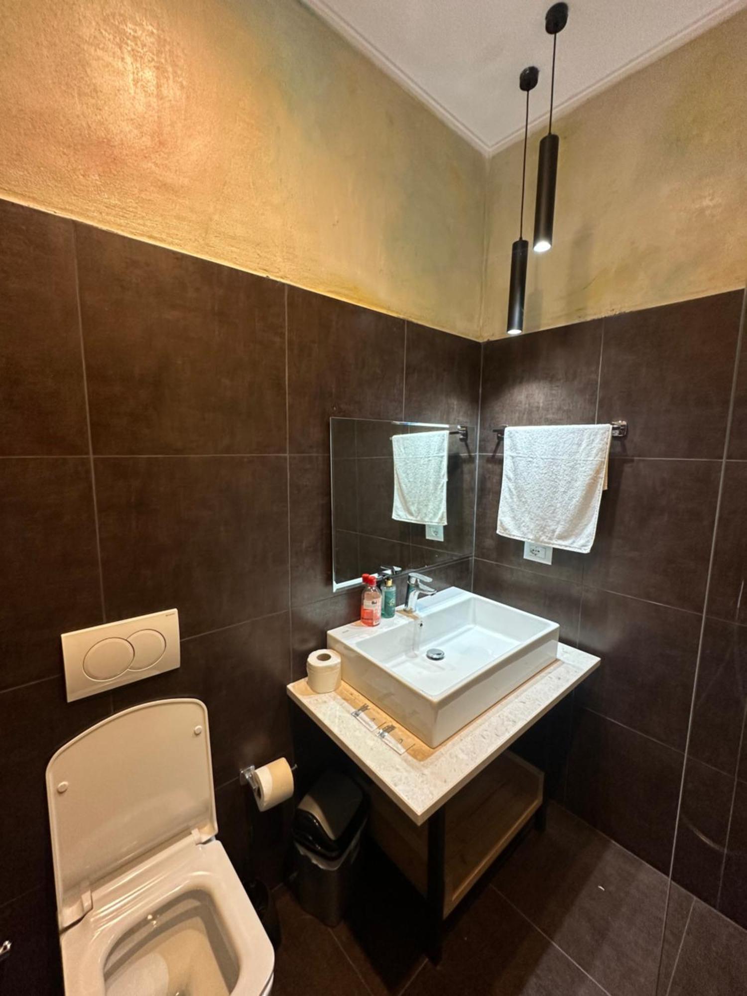 Central Comfort Suites Tirana Esterno foto
